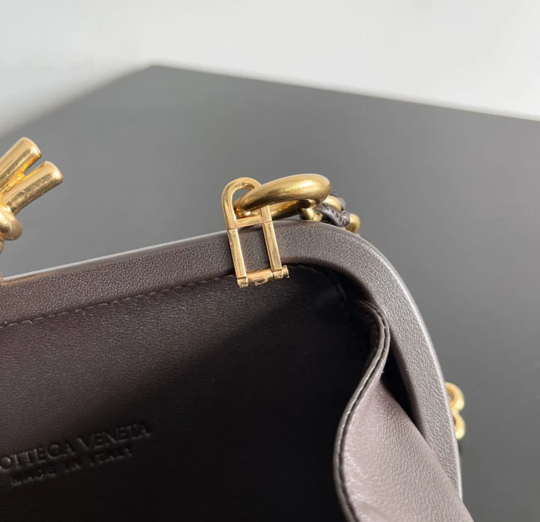 Batch 2260 BOTTEGA VENETA KNOT evening bag chain version for women is now on the market! Delicate and elegant, soft and powerful, this bag is definitely a representative of intellectual women. As an evergreen model of BV, the blessing of the chain is the icing on the cake. The classic weaving once again interprets the unique craftsmanship (the chain can be disassembled separately). Style number: 776662 Size: 19*11.5*5cm